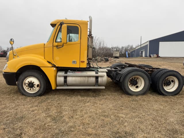 Image of Freightliner Columbia 120 equipment image 2