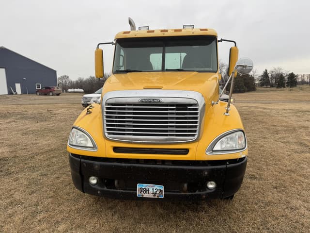 Image of Freightliner Columbia 120 equipment image 4