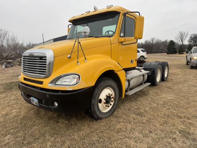 Image of Freightliner Columbia 120 equipment image 1