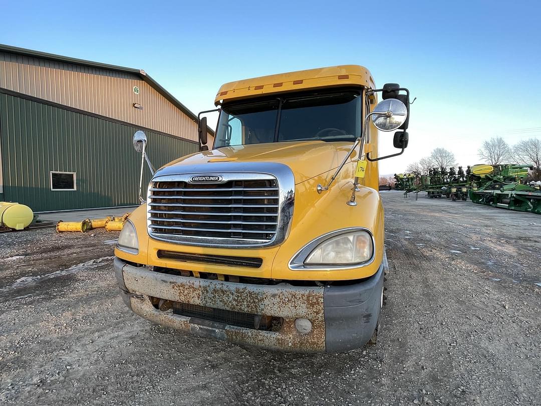 Image of Freightliner Columbia 120 Image 1