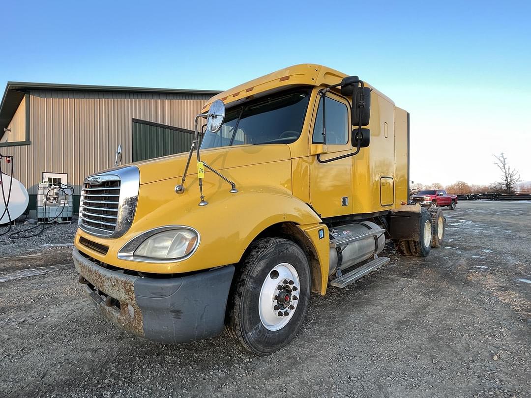 Image of Freightliner Columbia 120 Image 0