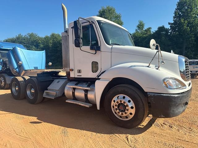 Image of Freightliner Columbia 120 equipment image 2