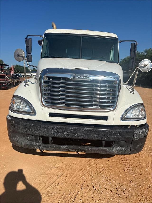 Image of Freightliner Columbia 120 equipment image 1