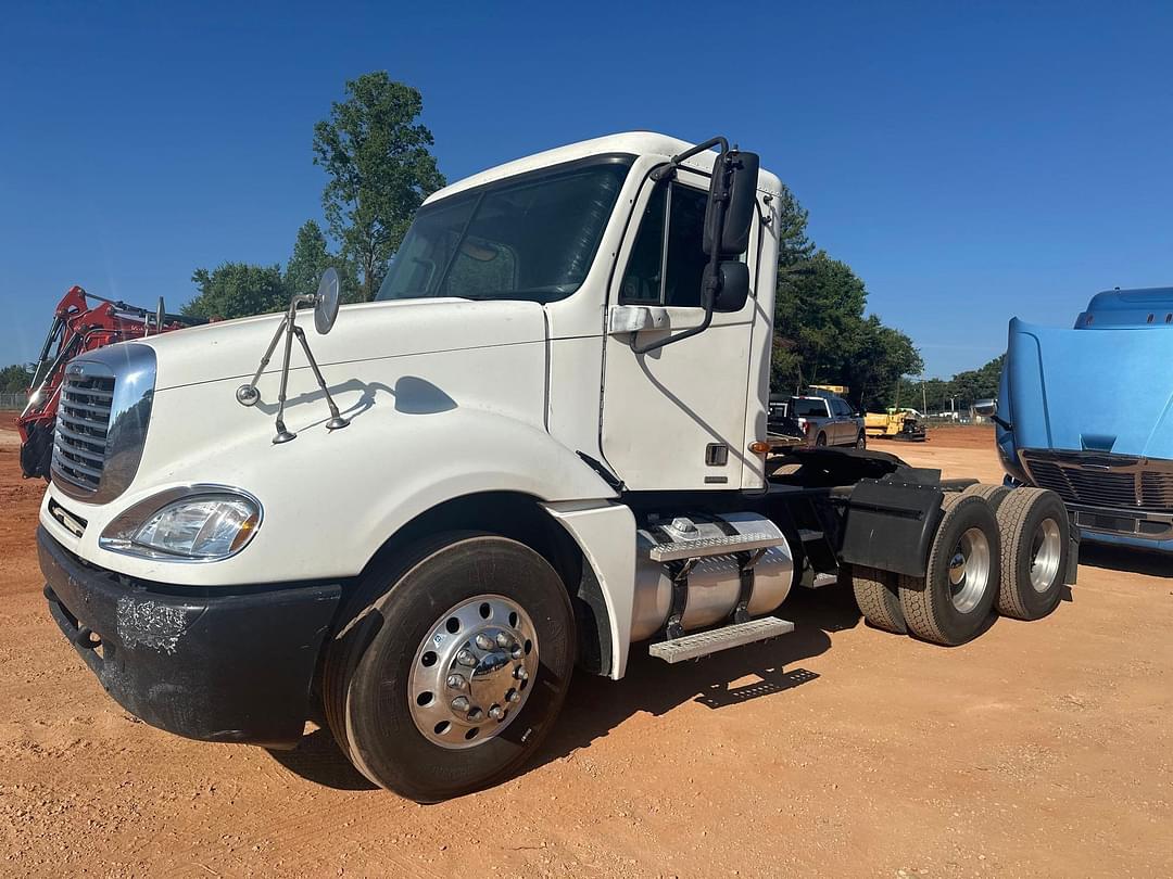 Image of Freightliner Columbia 120 Primary image