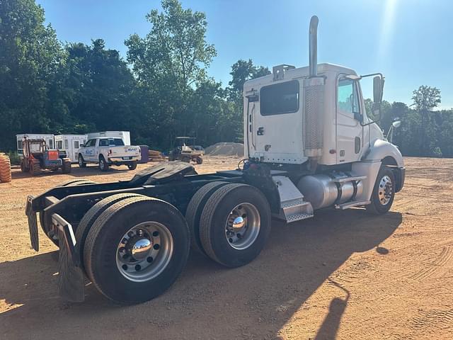 Image of Freightliner Columbia 120 equipment image 3