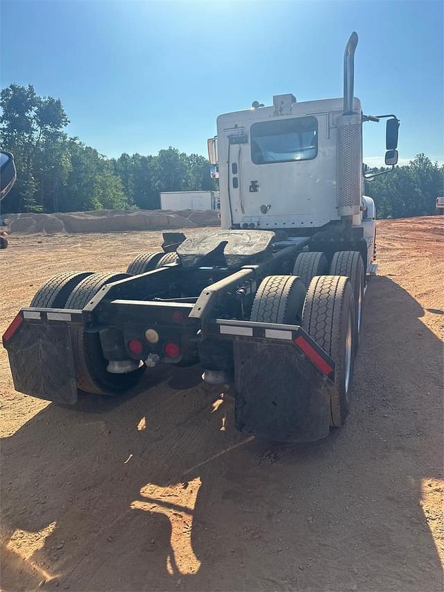 Image of Freightliner Columbia 120 equipment image 4