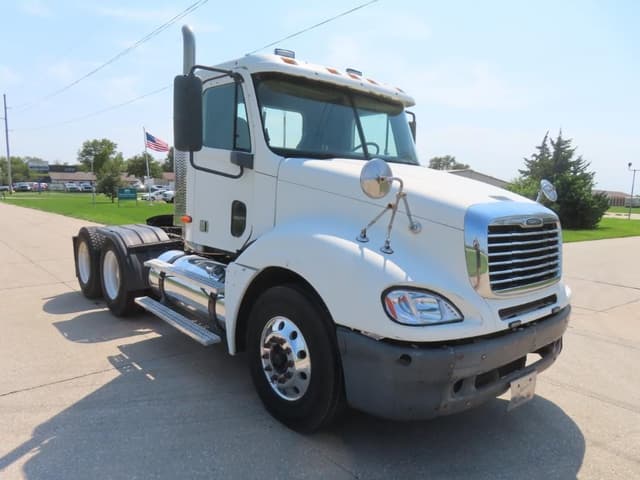 Image of Freightliner Columbia 120 equipment image 3