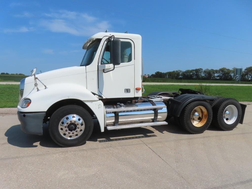 2004 Freightliner Columbia 120 Equipment Image0