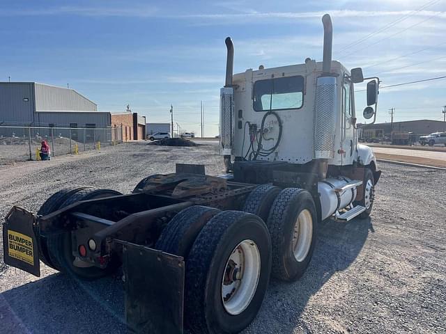 Image of Freightliner Columbia 120 equipment image 2