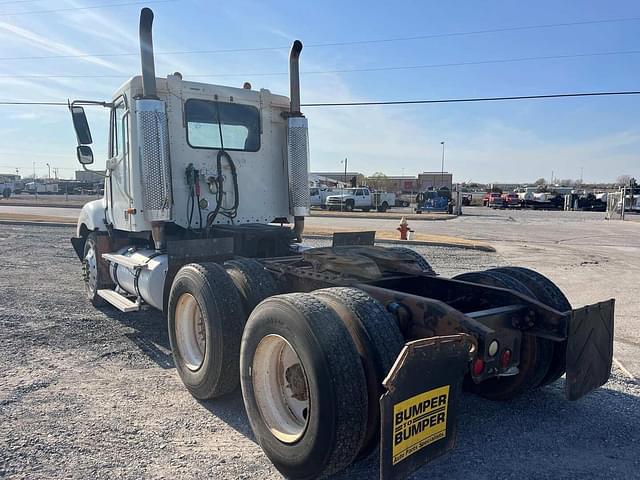 Image of Freightliner Columbia 120 equipment image 3