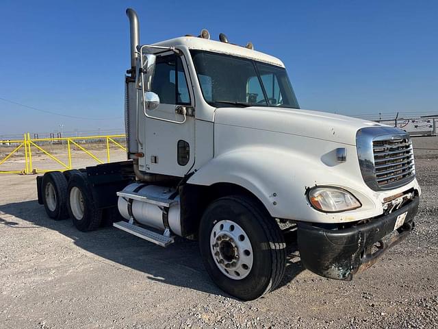 Image of Freightliner Columbia 120 equipment image 1