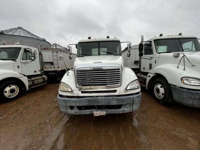 Image of Freightliner Columbia 120 equipment image 2
