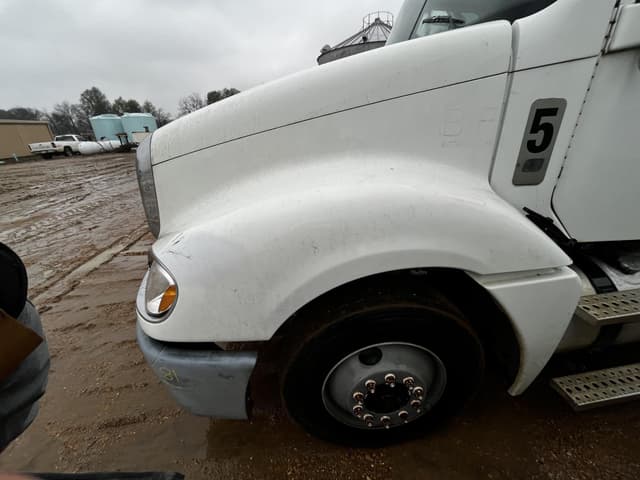 Image of Freightliner Columbia 120 equipment image 3