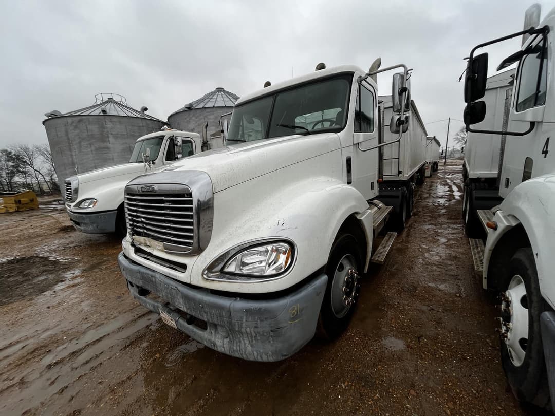 Image of Freightliner Columbia 120 Primary image