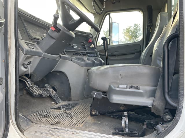 Image of Freightliner Columbia 120 equipment image 2