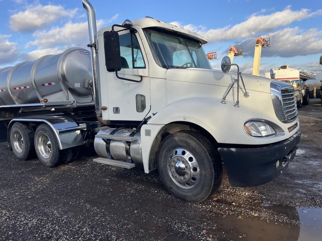 Image of Freightliner Columbia 120 Primary image