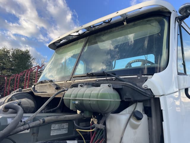 Image of Freightliner Columbia 120 equipment image 4