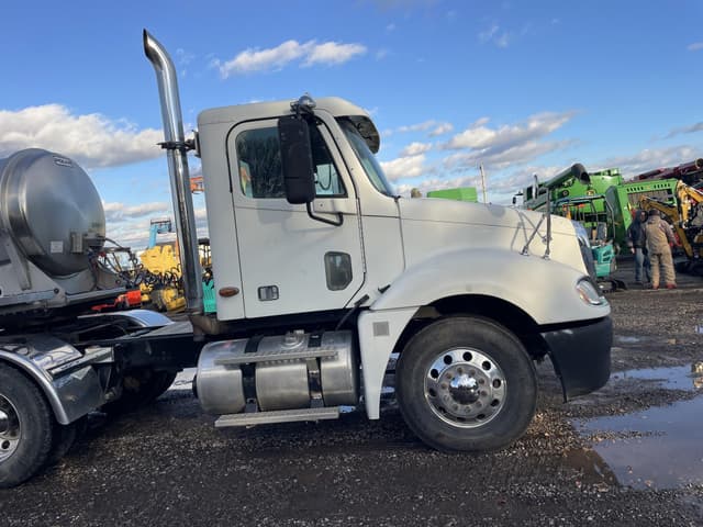 Image of Freightliner Columbia 120 equipment image 1