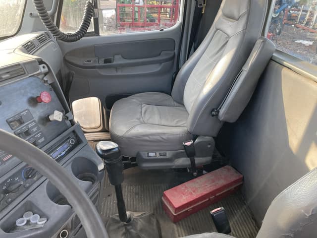 Image of Freightliner Columbia 120 equipment image 3