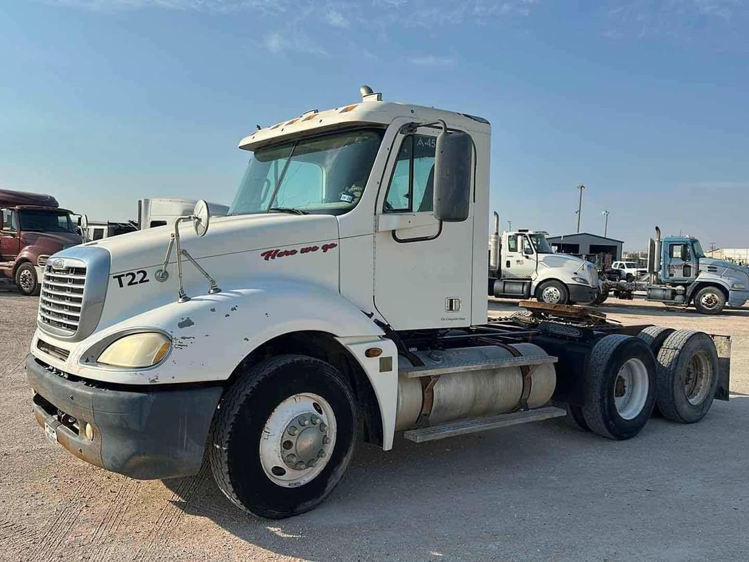 Image of Freightliner Columbia 120 Primary image