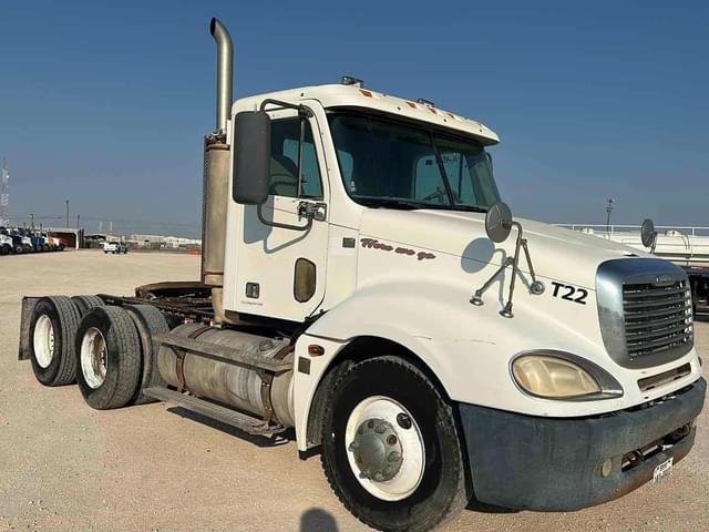 Image of Freightliner Columbia 120 equipment image 1