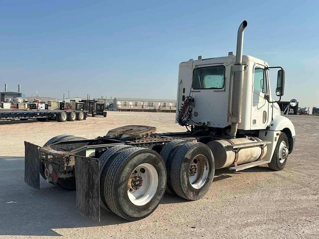 Image of Freightliner Columbia 120 equipment image 2
