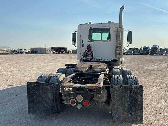 Image of Freightliner Columbia 120 equipment image 3