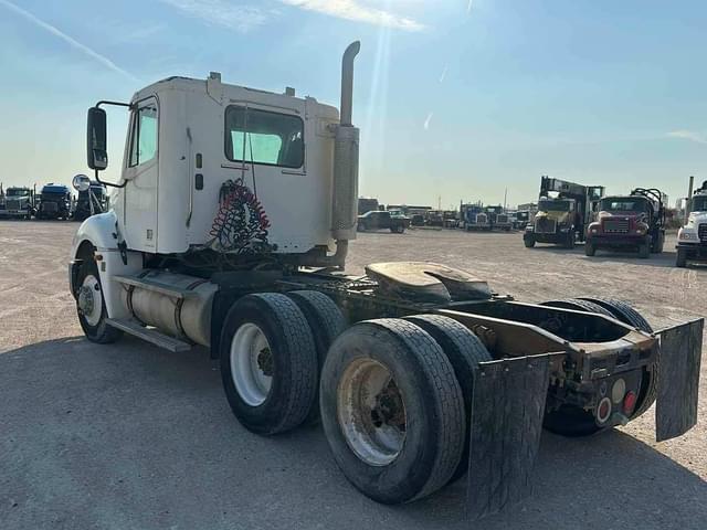 Image of Freightliner Columbia 120 equipment image 4