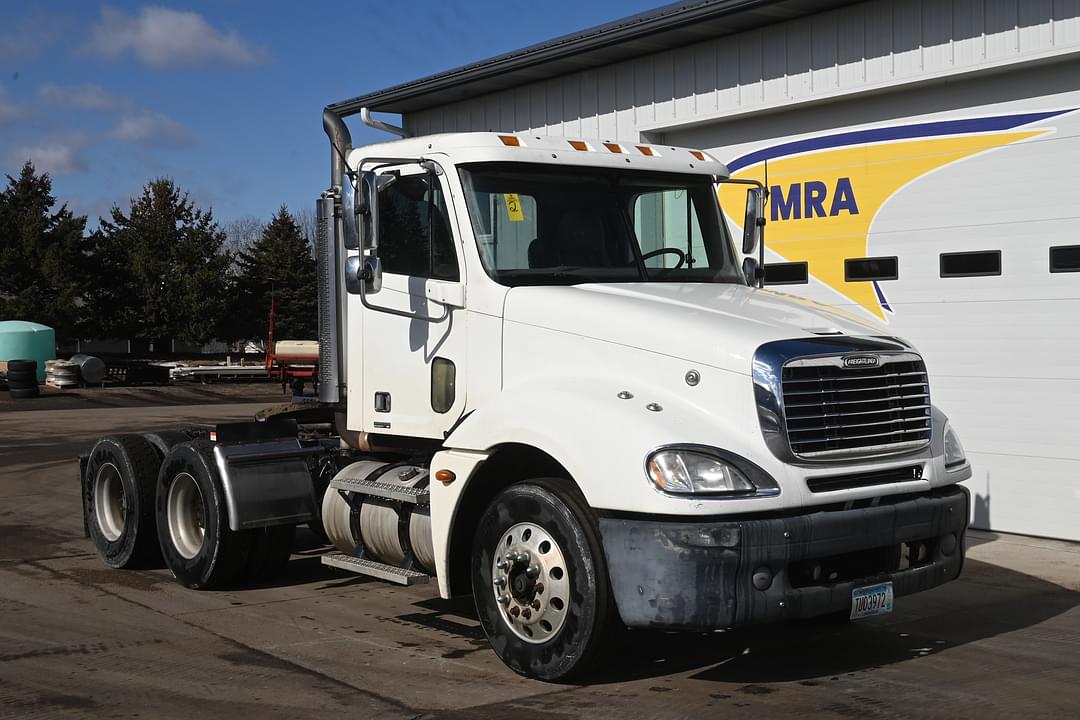 Image of Freightliner Columbia 120 Primary image