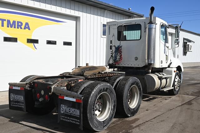 Image of Freightliner Columbia 120 equipment image 2