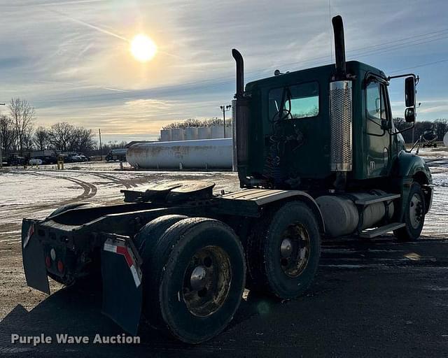 Image of Freightliner Columbia 120 equipment image 4