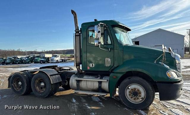 Image of Freightliner Columbia 120 equipment image 3