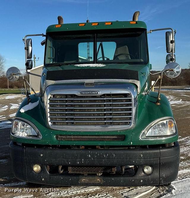 Image of Freightliner Columbia 120 equipment image 1