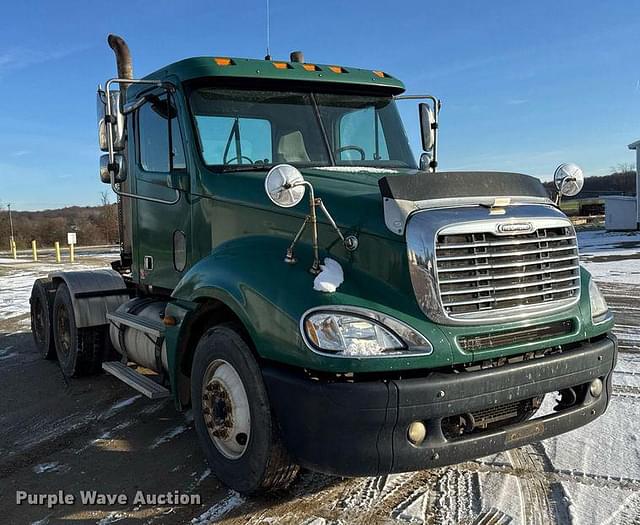 Image of Freightliner Columbia 120 equipment image 2