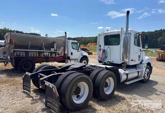 Image of Freightliner Columbia 120 equipment image 4