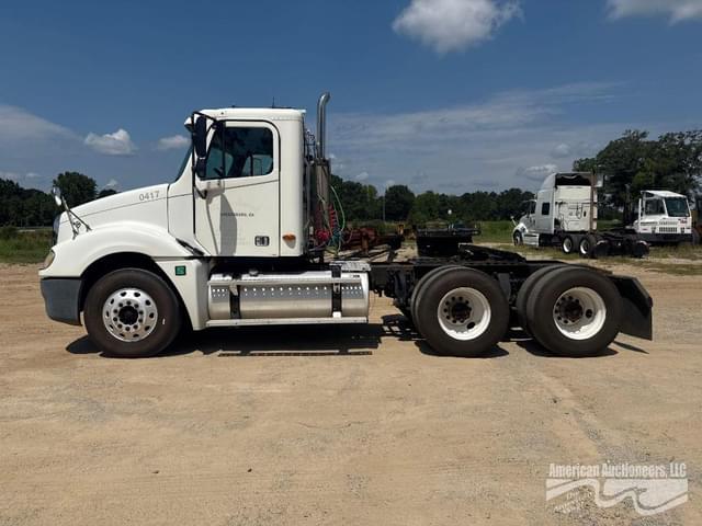 Image of Freightliner Columbia 120 equipment image 1
