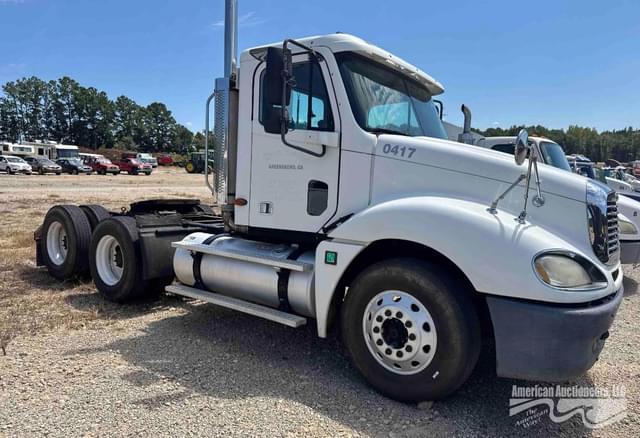 Image of Freightliner Columbia 120 equipment image 3