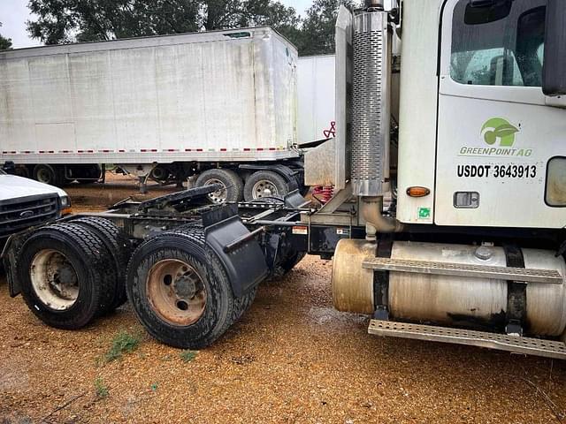 Image of Freightliner Columbia 120 equipment image 4