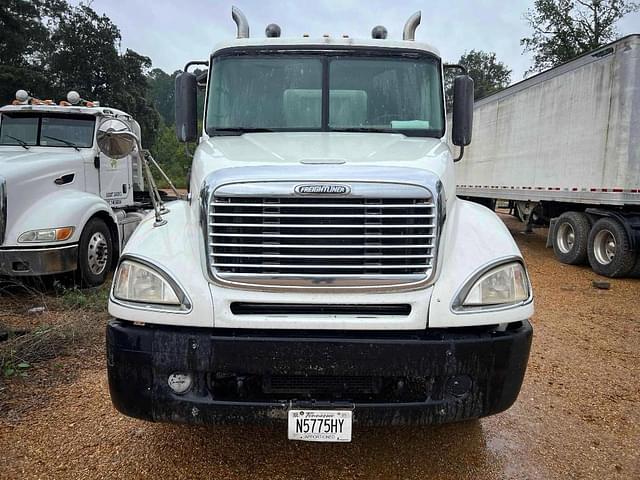 Image of Freightliner Columbia 120 equipment image 1