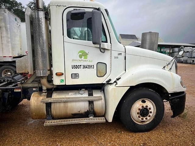 Image of Freightliner Columbia 120 equipment image 3