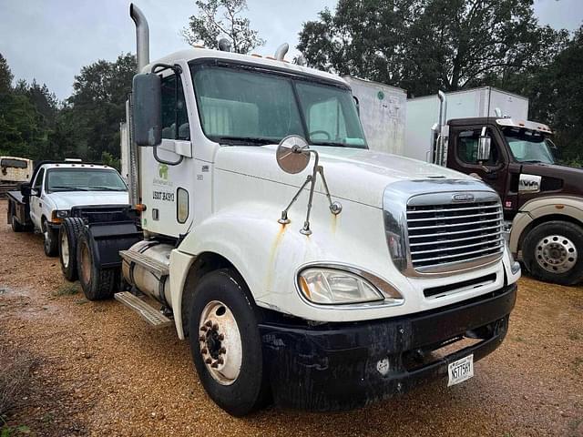 Image of Freightliner Columbia 120 equipment image 2