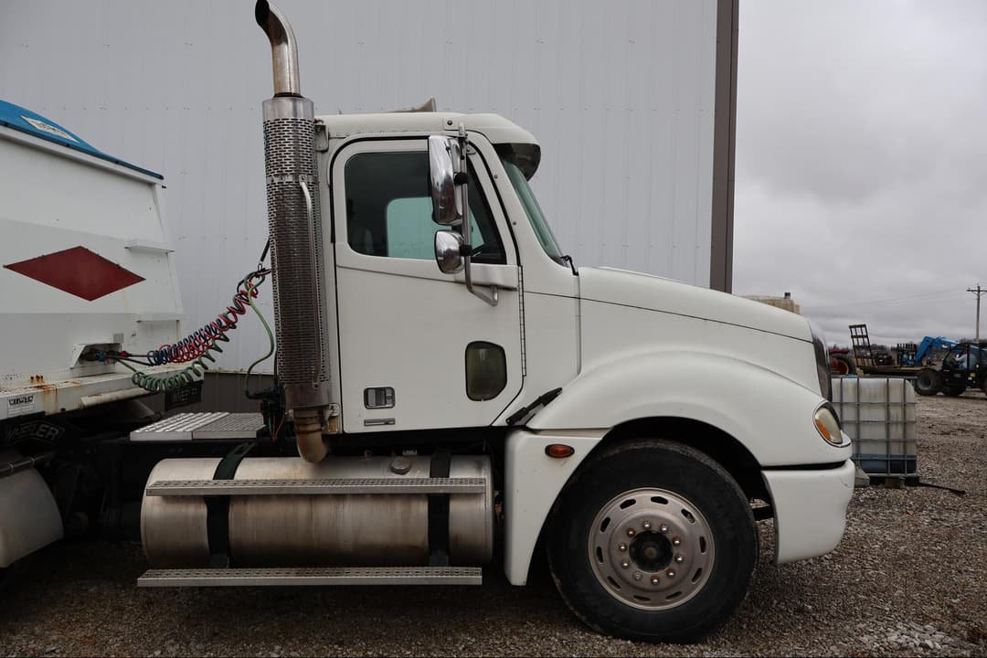 Image of Freightliner Columbia Image 1