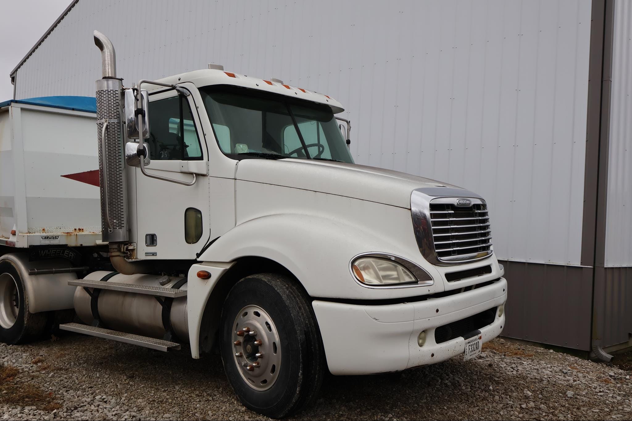 2004 Freightliner Columbia Equipment Image0