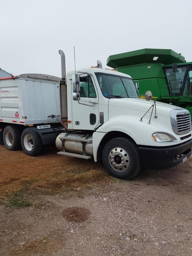 Image of Freightliner Columbia equipment image 2