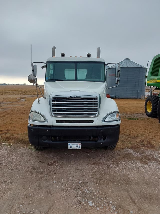 Image of Freightliner Columbia equipment image 1
