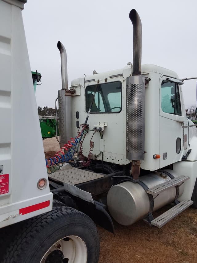 Image of Freightliner Columbia equipment image 3