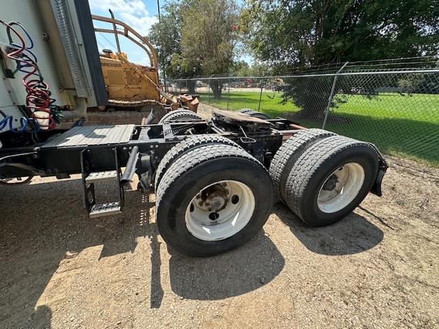 Image of Freightliner Columbia equipment image 4