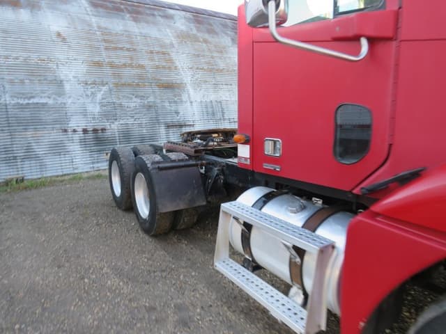 Image of Freightliner Columbia equipment image 3