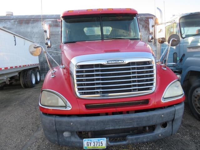 Image of Freightliner Columbia equipment image 1