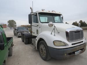 2004 Freightliner Columbia Image